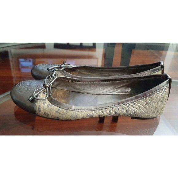 Tory Burch Verbena Silver Patent Toe Silver Gray Snake Skin Bow Flats Size 7 - Picture 5 of 8